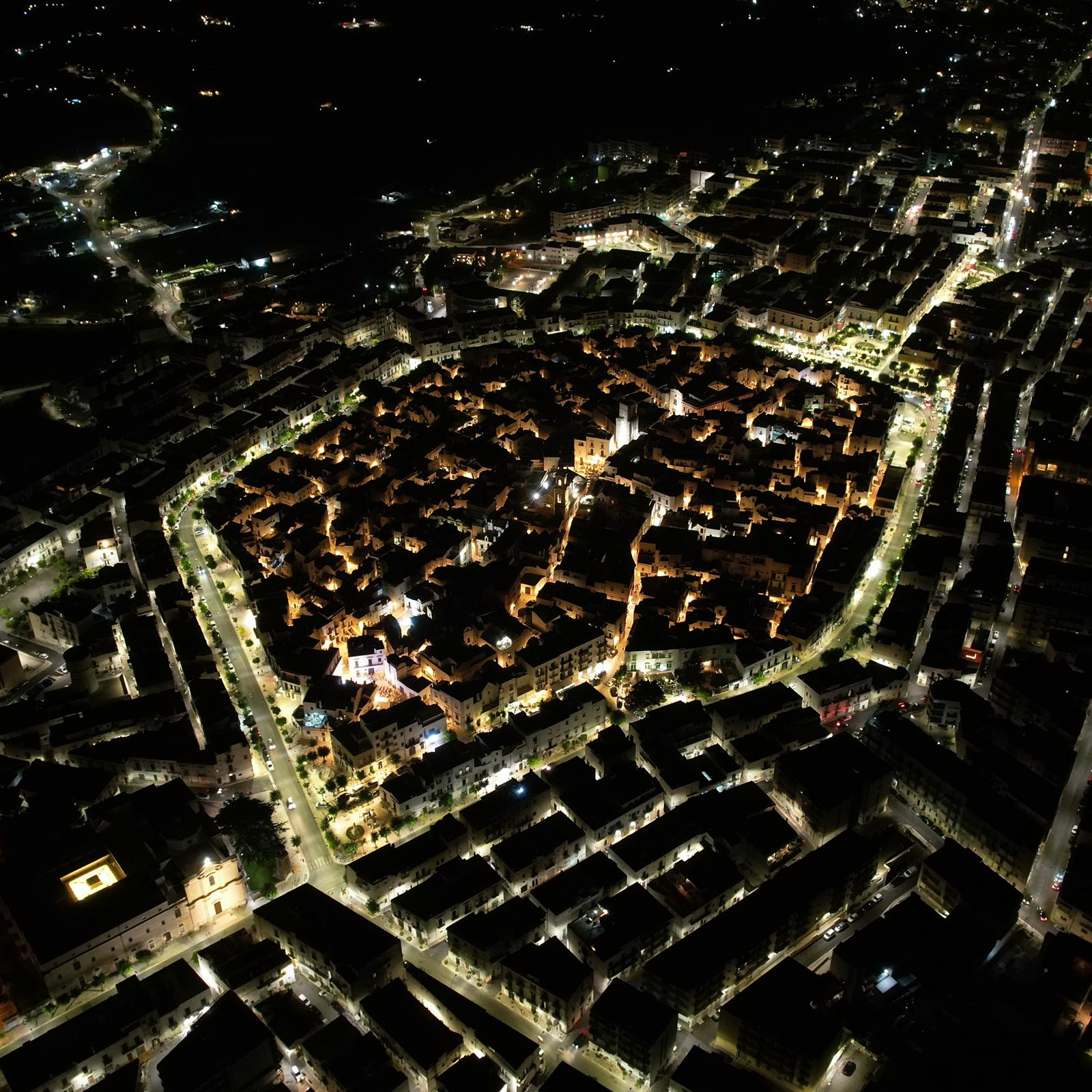 Noci, il centro storico visto dall'alto di notte